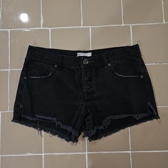 Free People Black Sharkbite denim shorts. Size W 28 - Picture 3 of 6